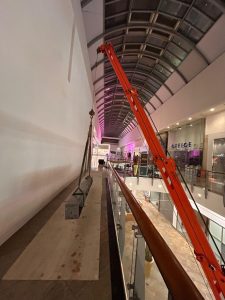 Mini crane indoors placing load